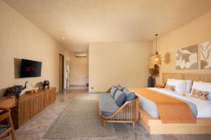 Μια τηλεόραση ή/και κέντρο ψυχαγωγίας στο Cabana Kedungu Villa Tabanan by Ini Vie Hospitality +34 φωτογραφίες