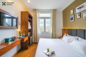 Postel nebo postele na pokoji v ubytování Hotel Nature Garden Da Lat