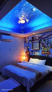 Jinge Guest House 集集金格民宿電動車充電站客房内的一张或多张床位