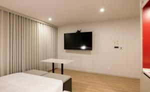 TV a/nebo společenská místnost v ubytování Koum Ryokan Hotel Gijang by Aank