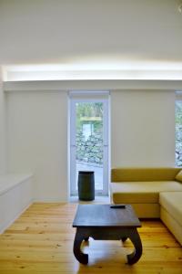 a living room with a couch and a coffee table at Aldeia do Priolo in Nordeste