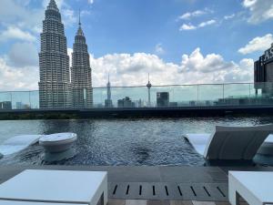 - une piscine avec toilettes dans un bâtiment avec de grands bâtiments dans l'établissement Star Residence KLCC By FZB, à Kuala Lumpur