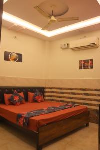 Giường trong phòng chung tại Cosy Cottage +21 ảnh