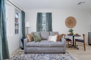 Posezení v ubytování Lions Lair - 1 BR 1 BA Home Coffee Smrt TV Wifi