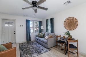 Posezení v ubytování Lions Lair - 1 BR 1 BA Home Coffee Smrt TV Wifi + 11 fotografií