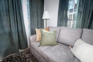 Posezení v ubytování Lions Lair - 1 BR 1 BA Home Coffee Smrt TV Wifi