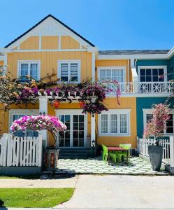 a yellow house with flowers in front of it at Hue An Villa in Bình Tú