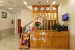 a lobby with clocks on the wall and a staircase at Khách sạn Hoàng Hà Đà Lạt 203 Nguyễn Công Trứ in Da Thanh