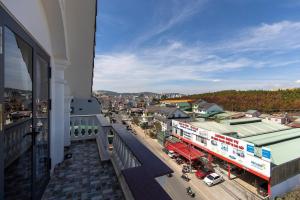 a view of a city from the balcony of a building at Khách sạn Hoàng Hà Đà Lạt 203 Nguyễn Công Trứ in Da Thanh