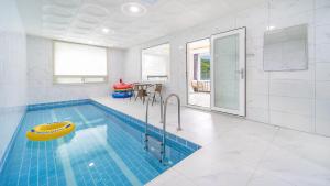 una piscina con vasca in bagno di Gapyeong Ciere Poolvilla a Gapyeong Altre 14 foto