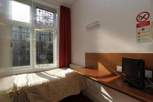 Postel nebo postele na pokoji v ubytování Ridgemount Hotel