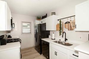 Kuchyň nebo kuchyňský kout v ubytování Nice East Side 3BR 2BA WIFI SMART TV