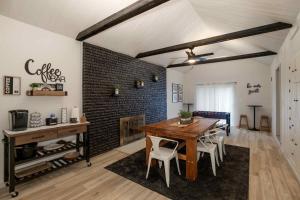 Kuchyň nebo kuchyňský kout v ubytování Nice East Side 3BR 2BA WIFI SMART TV