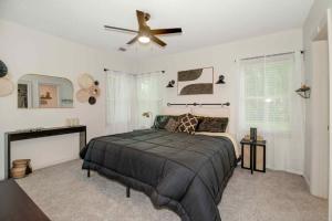 Postel nebo postele na pokoji v ubytování Nice East Side 3BR 2BA WIFI SMART TV + 13 fotografií