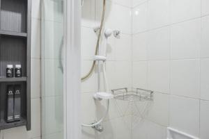 Koupelna v ubytování Good Choice for 1BR Apartment at Thamrin Residence By Travelio + 16 fotografií