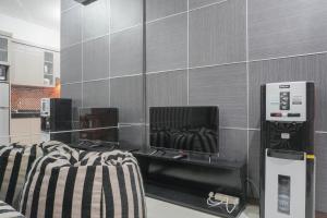 Posezení v ubytování Good Choice for 1BR Apartment at Thamrin Residence By Travelio