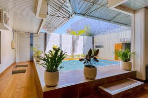 Πισίνα στο ή κοντά στο RedDoorz Plus at GNG Hotel El Tari Airport Kupang