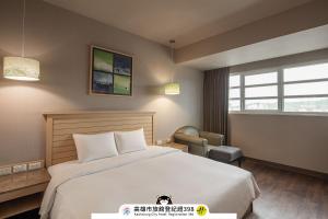 Postel nebo postele na pokoji v ubytování Kindness Hotel-Qixian