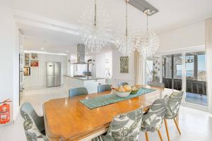 ヤリカヴァクにあるLuxurious Villa in Yalikavak with Private Pool and Breathtaking Sea Viewsのテーブルと椅子のあるキッチンとダイニングルーム