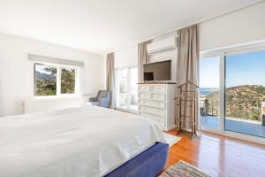 ヤリカヴァクにあるLuxurious Villa in Yalikavak with Private Pool and Breathtaking Sea Viewsの白いベッドルーム(大きなベッド1台、大きな窓付) +45枚の写真