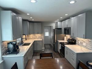 Η κουζίνα ή μικρή κουζίνα στο Island in the City - AWESOME 3 BR 2 BA 15 Min from DIA DT Anschutz