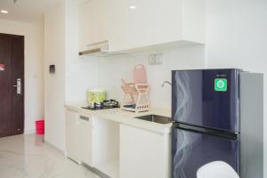 Η κουζίνα ή μικρή κουζίνα στο Fully Furnished with Cozy Design 2BR at Sky House BSD Apartment By Travelio