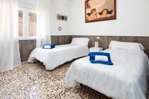 twee bedden in een kamer met witte lakens bij Casa Luna in Jávea +60 foto's