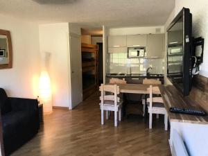 Kuchyňa alebo kuchynka v ubytovaní Résidence Chalmettes - Joli studio rénové avec accès direct aux pistes. parking privé. MAE-8704