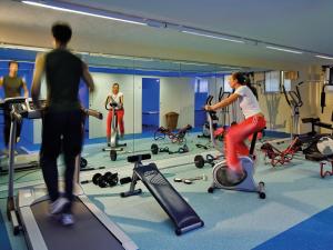 un gruppo di persone che fanno esercizio in palestra di Hotel Terme Marco Polo a Montegrotto Terme