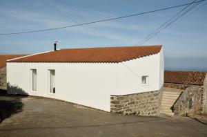 a white building with a red roof at Aldeia do Priolo in Nordeste