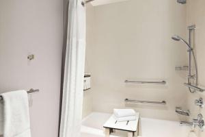 Koupelna v ubytování Hyatt Place Columbus Polaris
