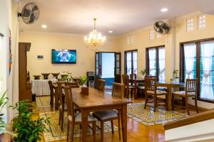 una sala da pranzo con tavolo e sedie di Clemmie Huis a Yogyakarta