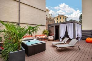 The Spring House Hotel Rome Vatican, Tapestry Collection Hilton的庭院或其他户外区域