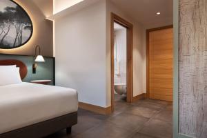 The Spring House Hotel Rome Vatican, Tapestry Collection Hilton客房内的一张或多张床位