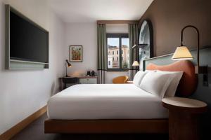The Spring House Hotel Rome Vatican, Tapestry Collection Hilton客房内的一张或多张床位
