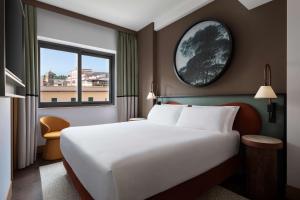 The Spring House Hotel Rome Vatican, Tapestry Collection Hilton客房内的一张或多张床位