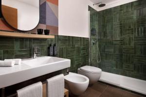 The Spring House Hotel Rome Vatican, Tapestry Collection Hilton的一间浴室