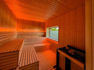 eine leere Sauna mit Holzboden und einem Fenster in der Unterkunft Lerchenhof Reestow - Ruhige Premium Apartments & Sauna in Reestow