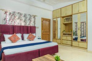 Ένα ή περισσότερα κρεβάτια σε δωμάτιο στο Batish Villa People i Love Stage Allowed Party Enjoy BBQ Music Kasauli View
