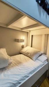 Postel nebo postele na pokoji v ubytování Gunel's Hostel Baku