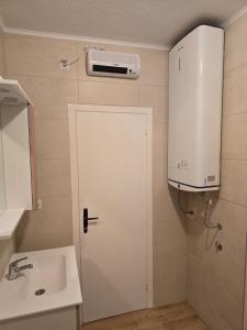 プリトヴィッツェ湖群にあるApartman Jezerce 71のバスルーム(白いドア、シンク付) +41枚の写真