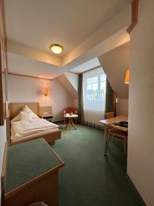 Postel nebo postele na pokoji v ubytování Hotel Schmärrnche