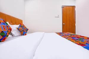 Postel nebo postele na pokoji v ubytování FabExpress Raj Palace - 1 km to Sakinaka Metro