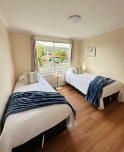 Postel nebo postele na pokoji v ubytování Beach House 3 mins Walk Bellerive Beach, Hobart