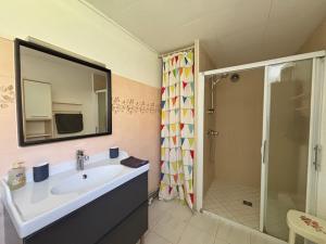 a bathroom with a sink and a shower at Maison de campagne lumineuse spacieuse dans impasse au calme a proximité d'un chateau deux vérandas grand jardin cabane pour vélos, pres Port en Bessin et Bayeux, proche plages du débarquement in Commes +39 photos