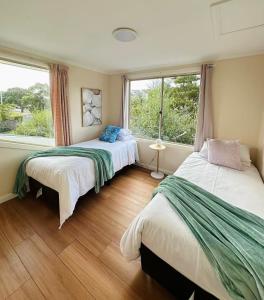 Postel nebo postele na pokoji v ubytování Beach House 3 mins Walk Bellerive Beach, Hobart