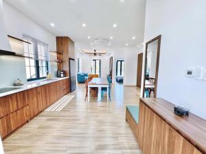 Kuchyň nebo kuchyňský kout v ubytování Hoàng Gia Villa 4PN- Novaworld Phan Thiết