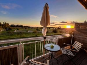 eine Terrasse mit Sonnenschirm, Tisch und Stühlen in der Unterkunft Lerchenhof Reestow - Ruhige Premium Apartments & Sauna in Reestow + 71 Fotos