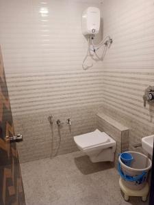 Koupelna v ubytování Hotel Karnavati + 12 fotografií