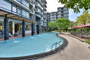 芭堤雅市中心Altera Hotel and Residence by At Mind的建筑物内的大型游泳池